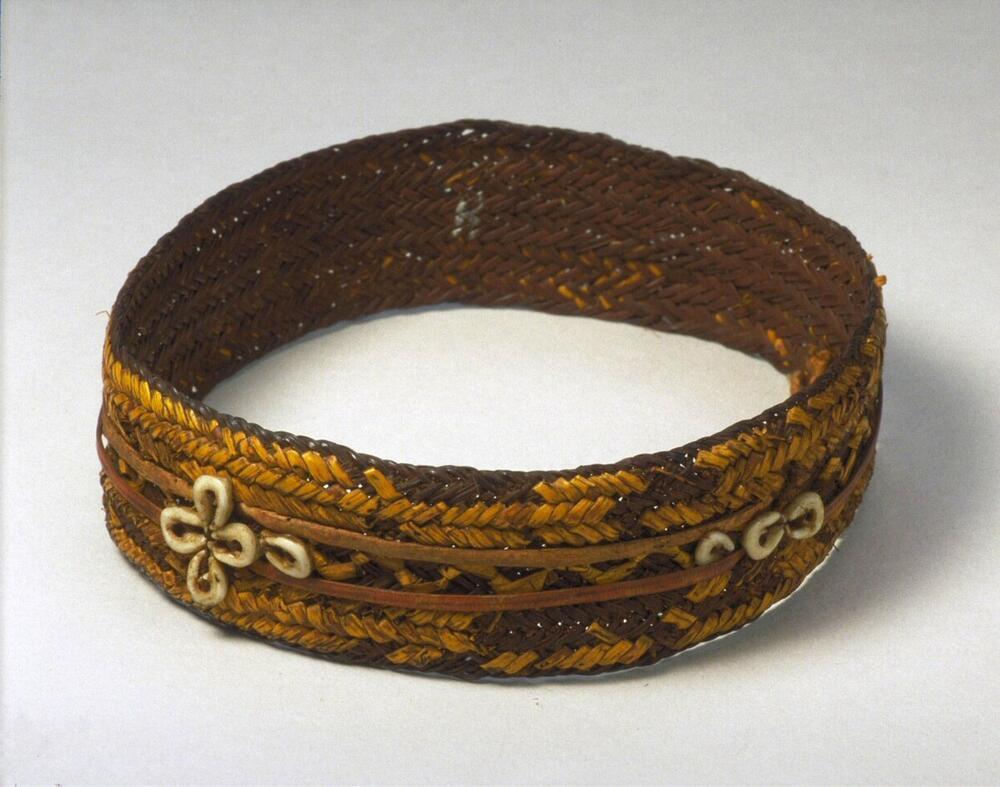 Gevlochten armband, versierd met nassaschelpen