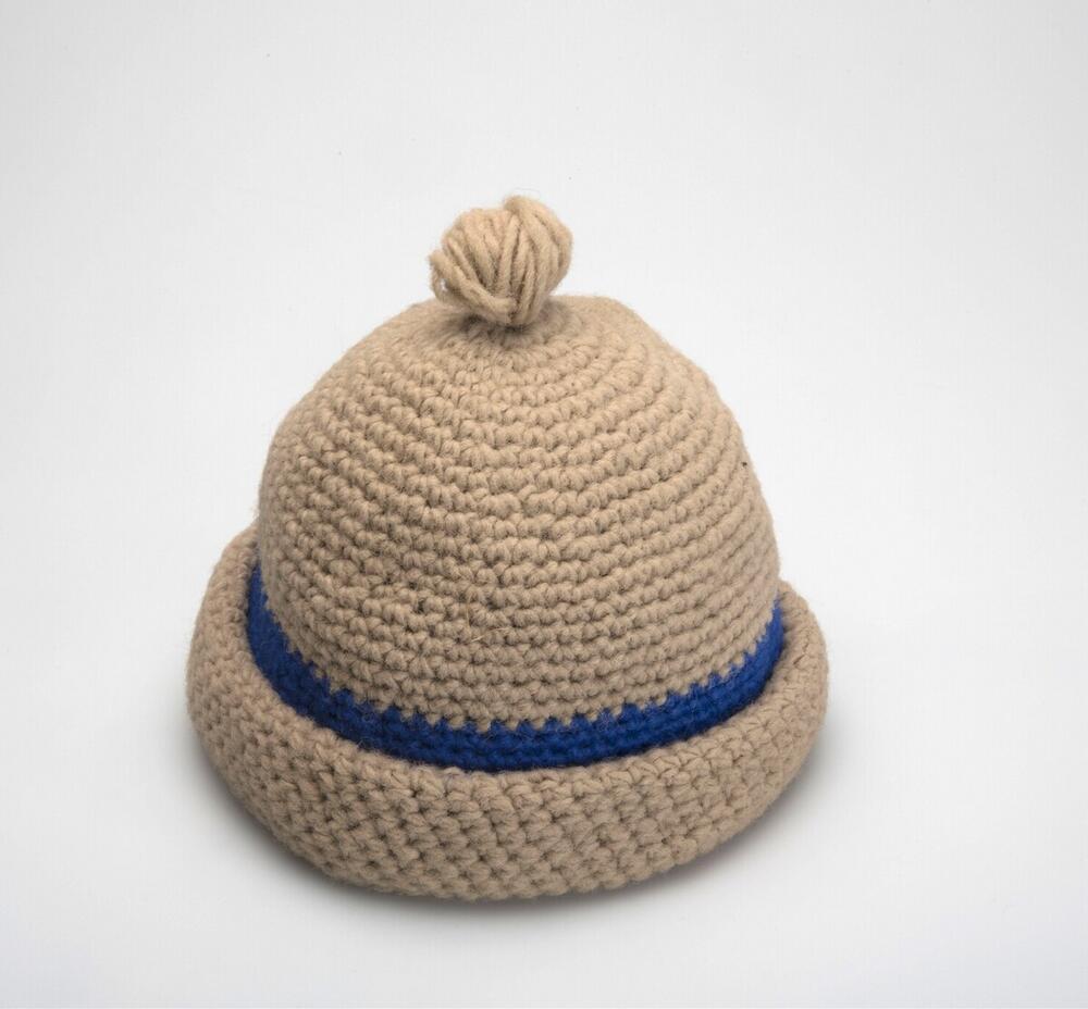 Gehaakte mannenmuts van beige wol met blauw