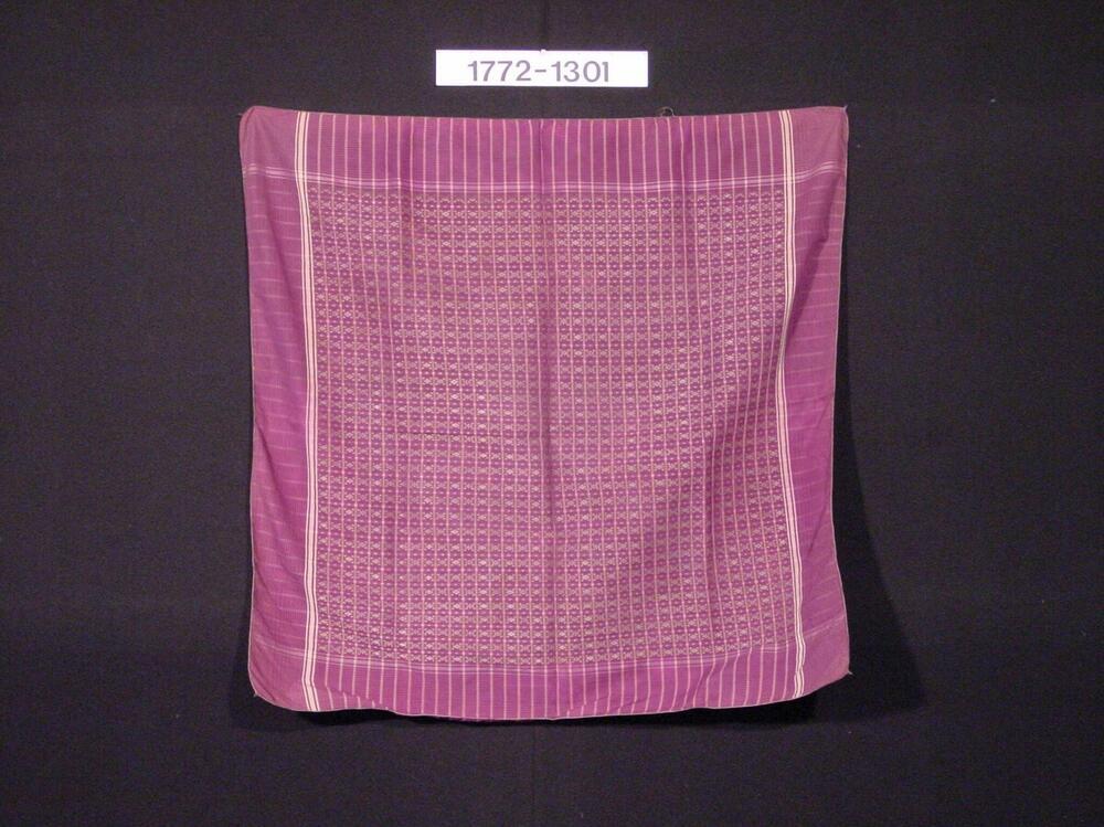 Geruite zijden hoofddoek, motief van ingeweven zilverdraad