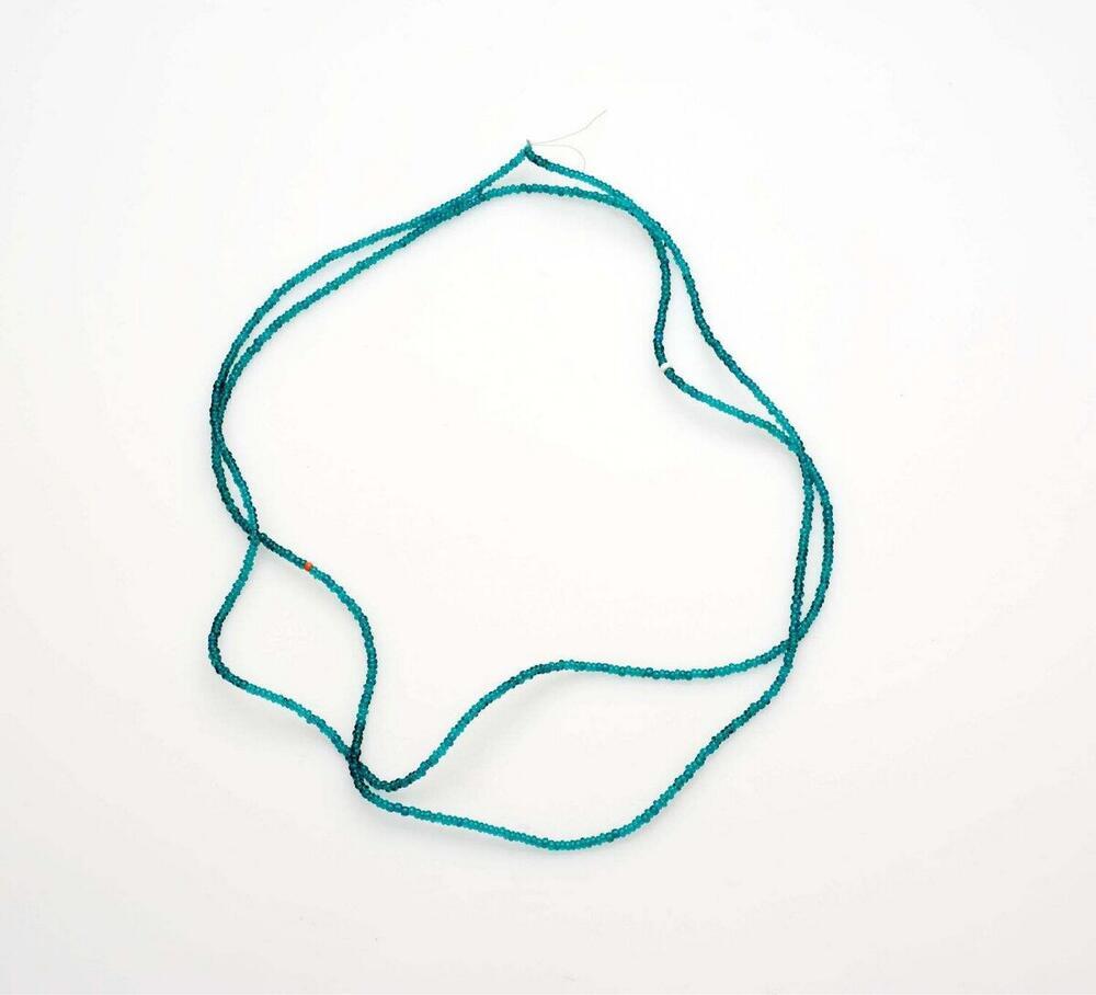 Halsketting van plastic kralen