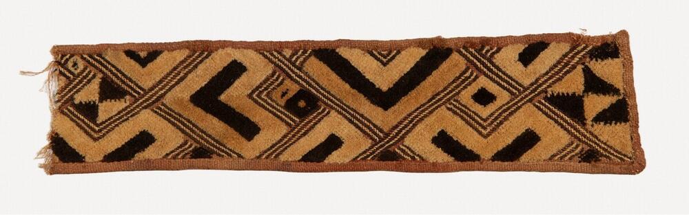 Raffia weefsel, geborduurd met geometrische motieven