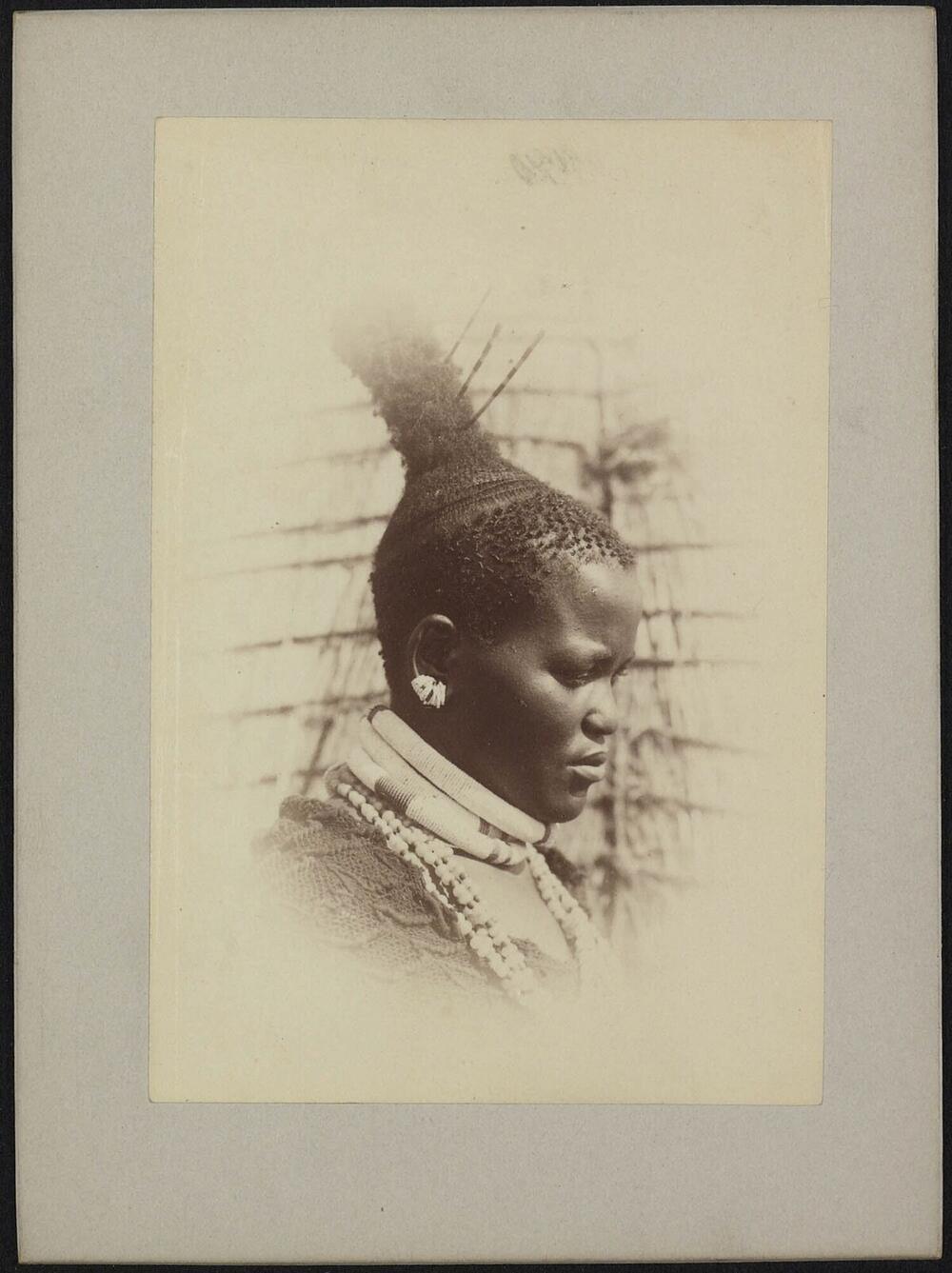 Portret van een Swazi vrouw met hals- en oorsieraden