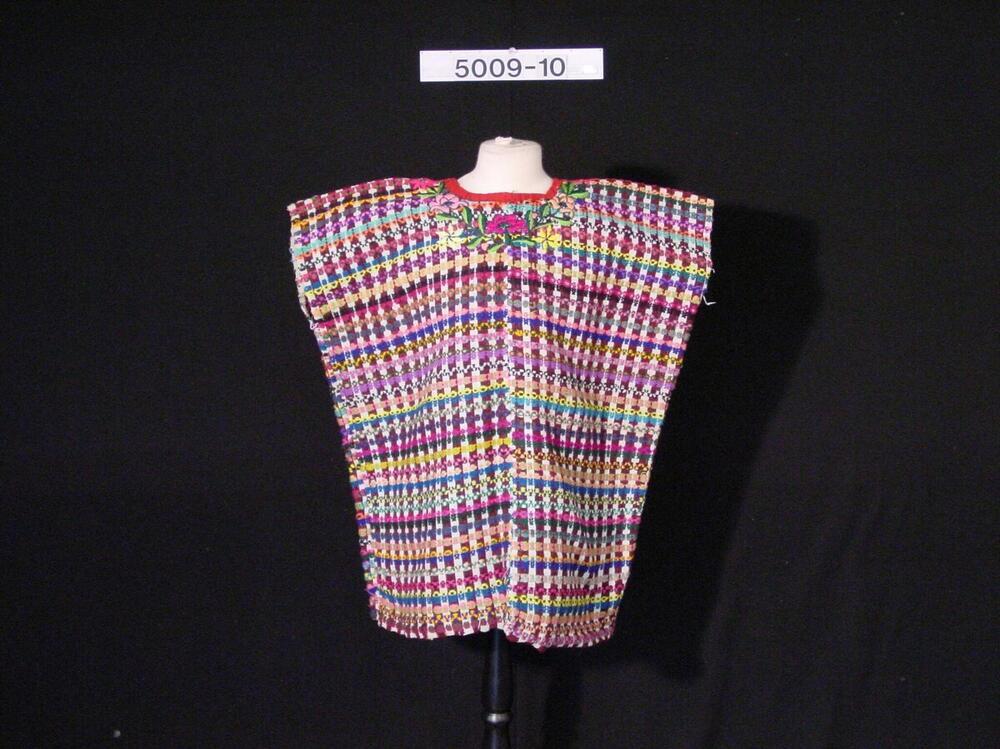 Gestreepte vrouwenblouse versierd met borduurwerk