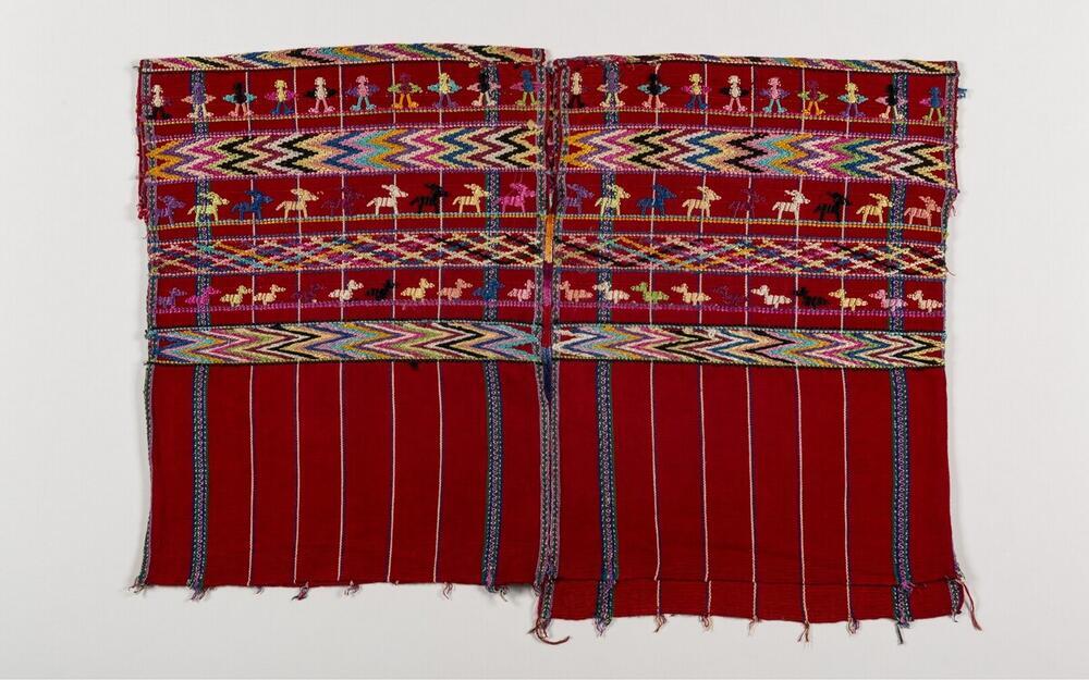 Rode huipil met geometrische en dierlijke motieven