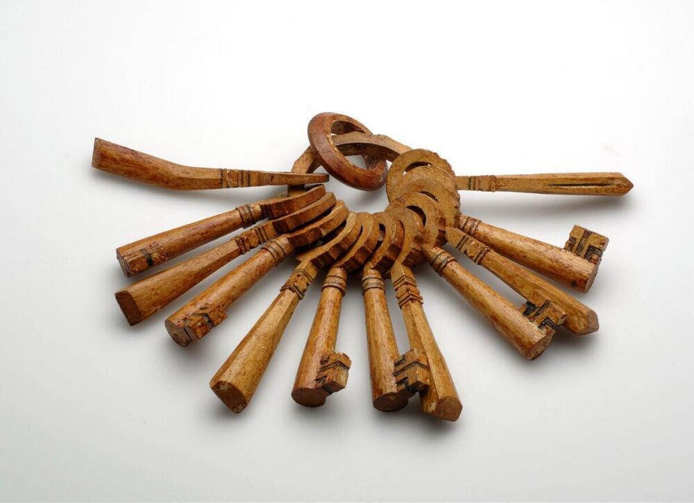 Houten model van een bos met sieraden behorend bij een sirihdoek