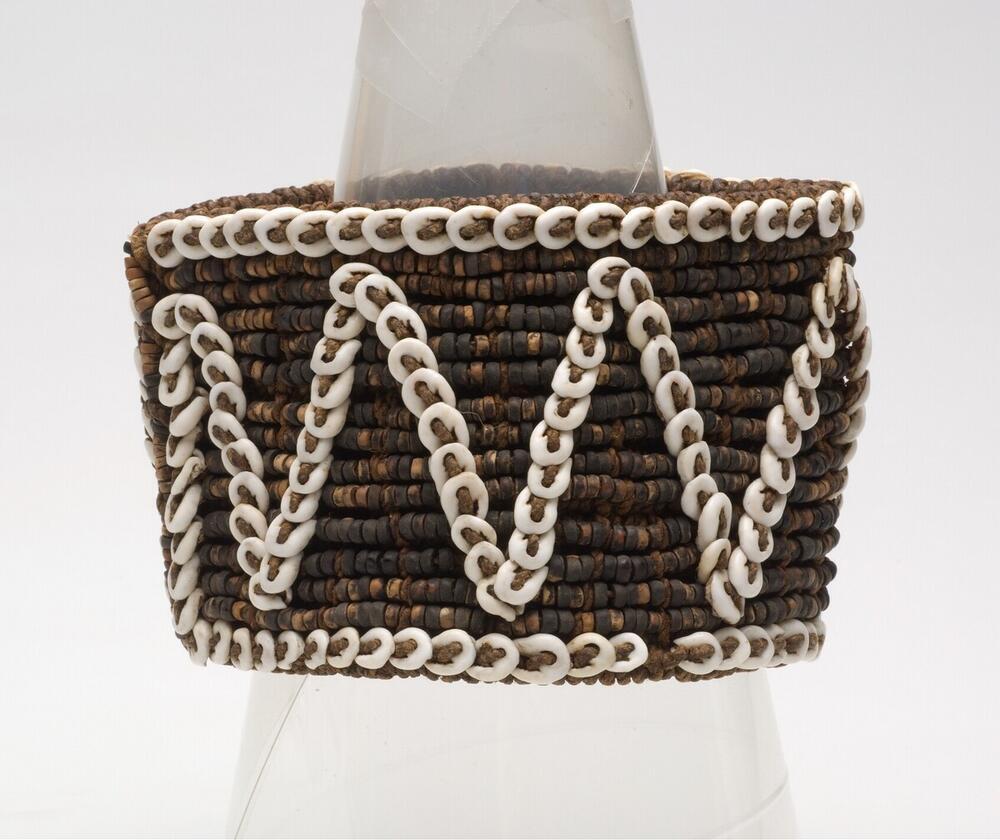 Armband van gevlochten touw met versiering van nassaschelpjes en vruchtschalen