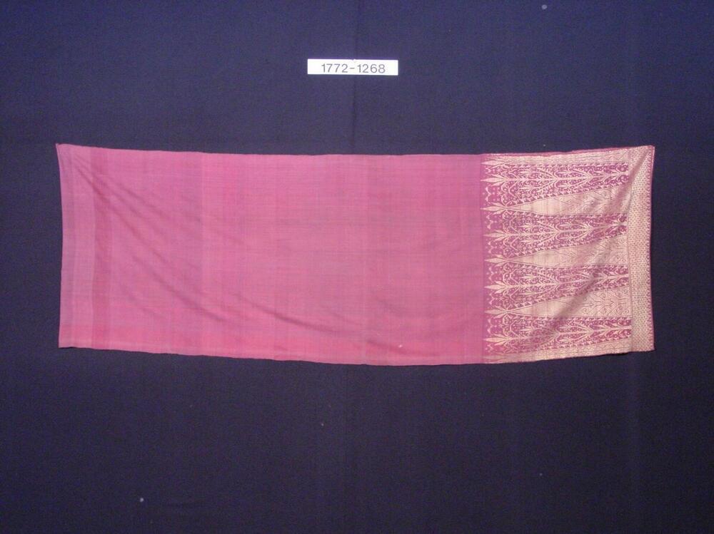 Zijden schouderdoek met ornament van ingeweven gouddraad