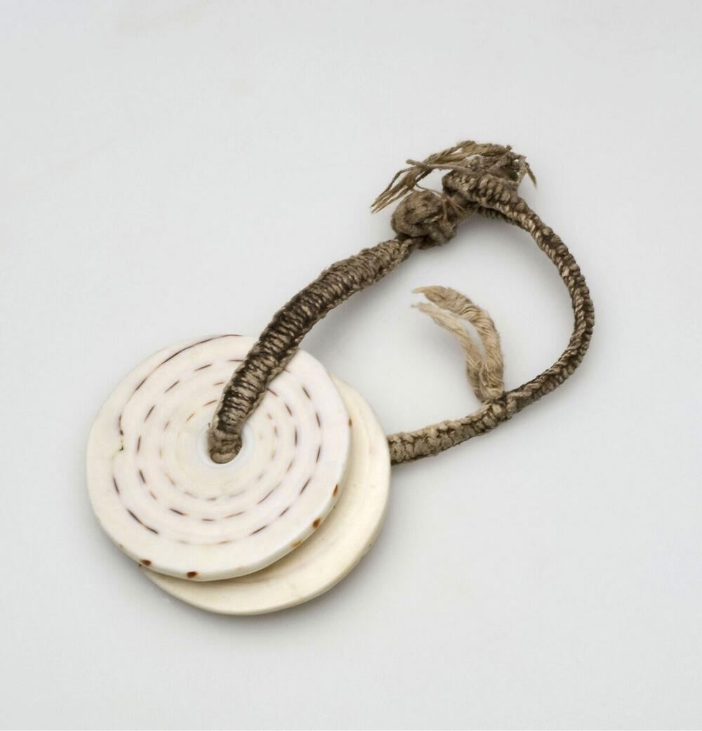 Polsband met twee schelpringen
