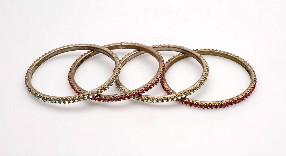 Vier metalen armbandjes met steentjes, onderdeel danskostuum voor de Bharat Natyamdans