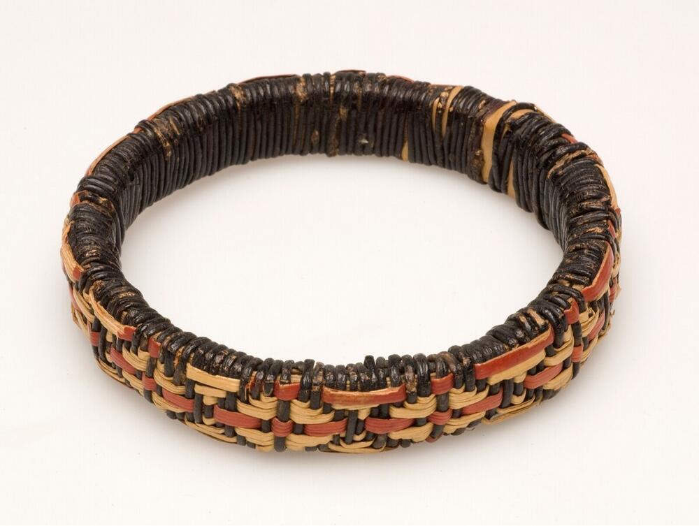 Armband van grashalmen doorvlochten met rietvezels
