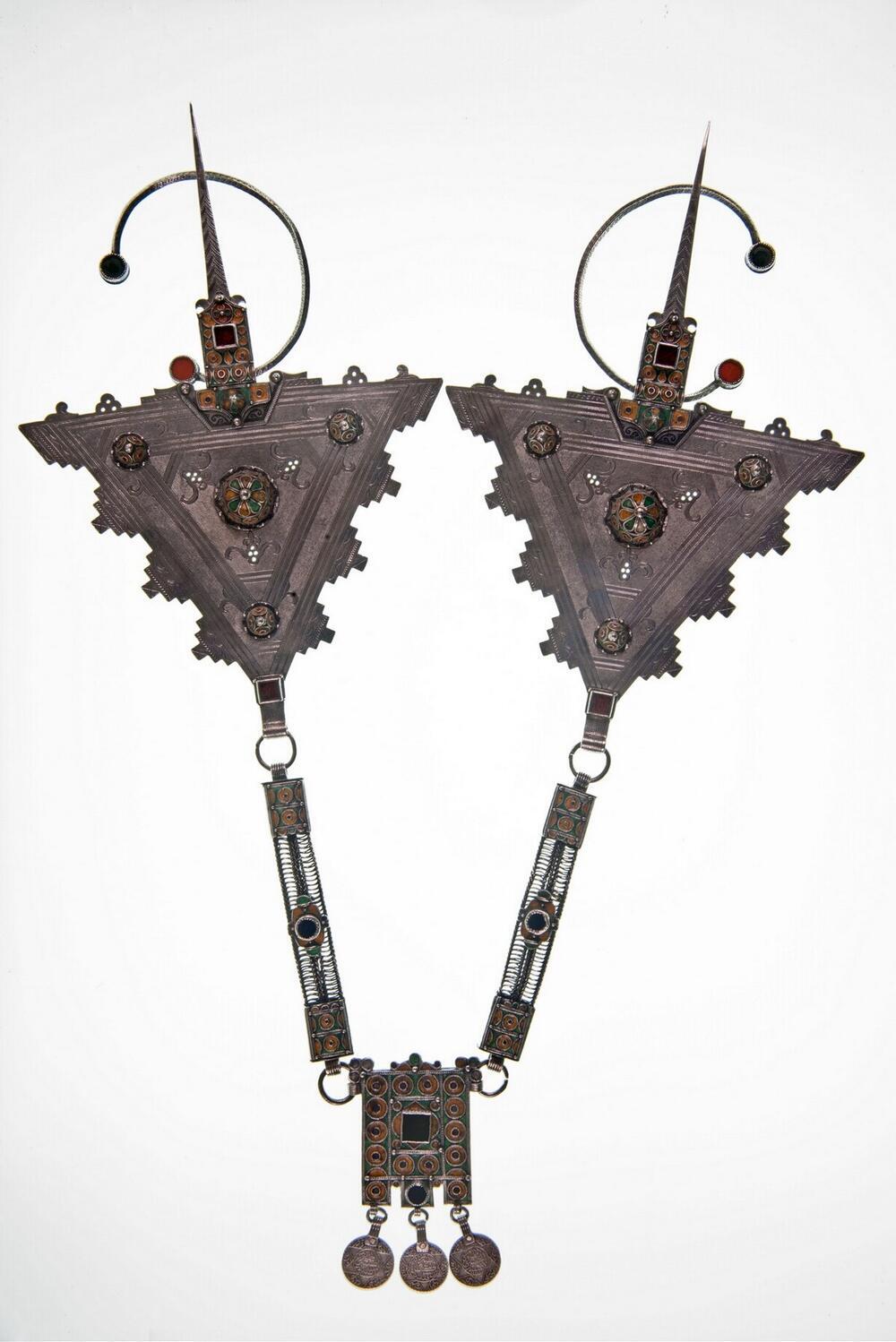 Clothing pins with chain