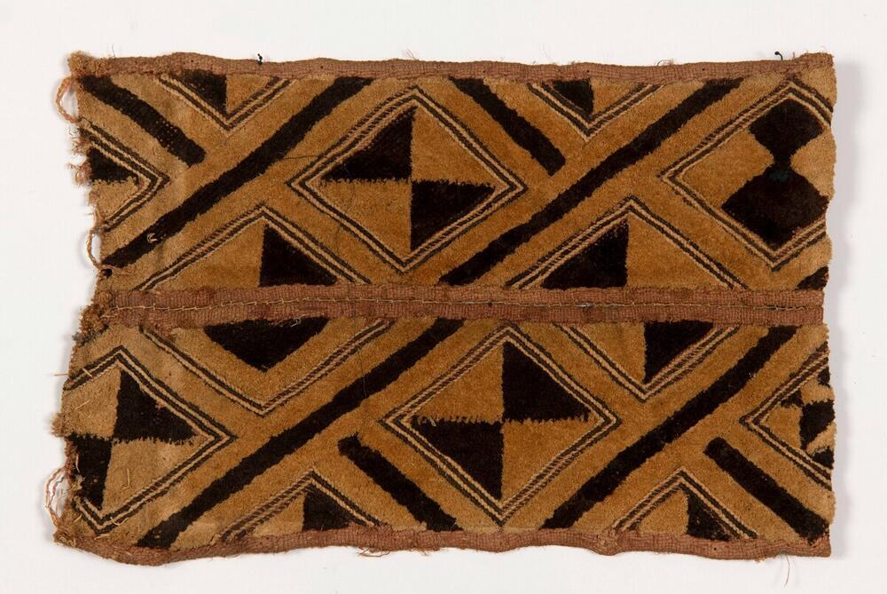 Raffia weefsel, geborduurd met geometrische motieven