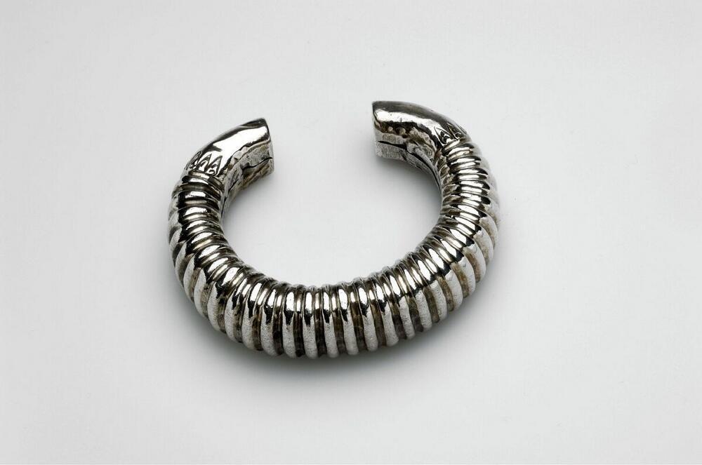 Zilveren open armband, geribbeld