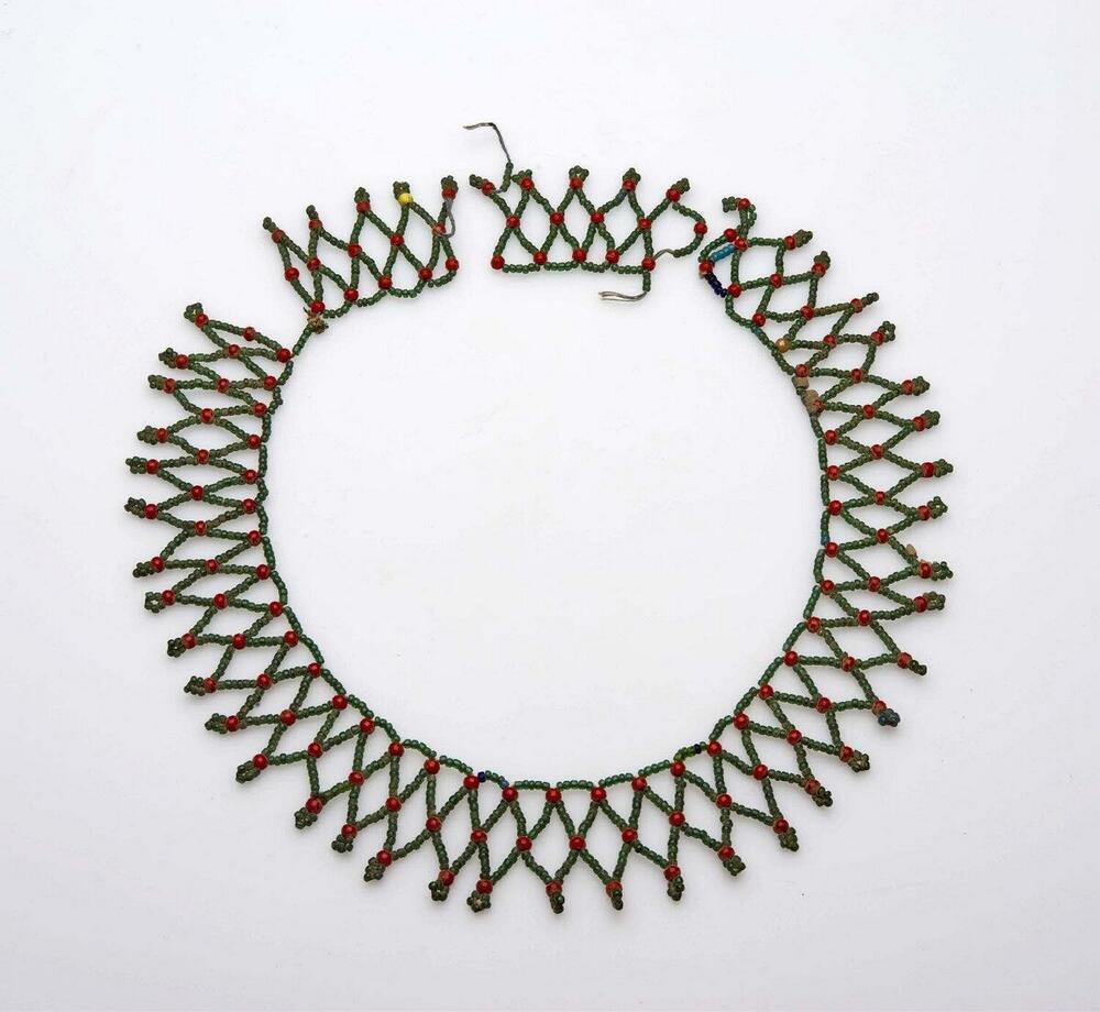 Ketting van groene, rode, gele en blauwe kralen