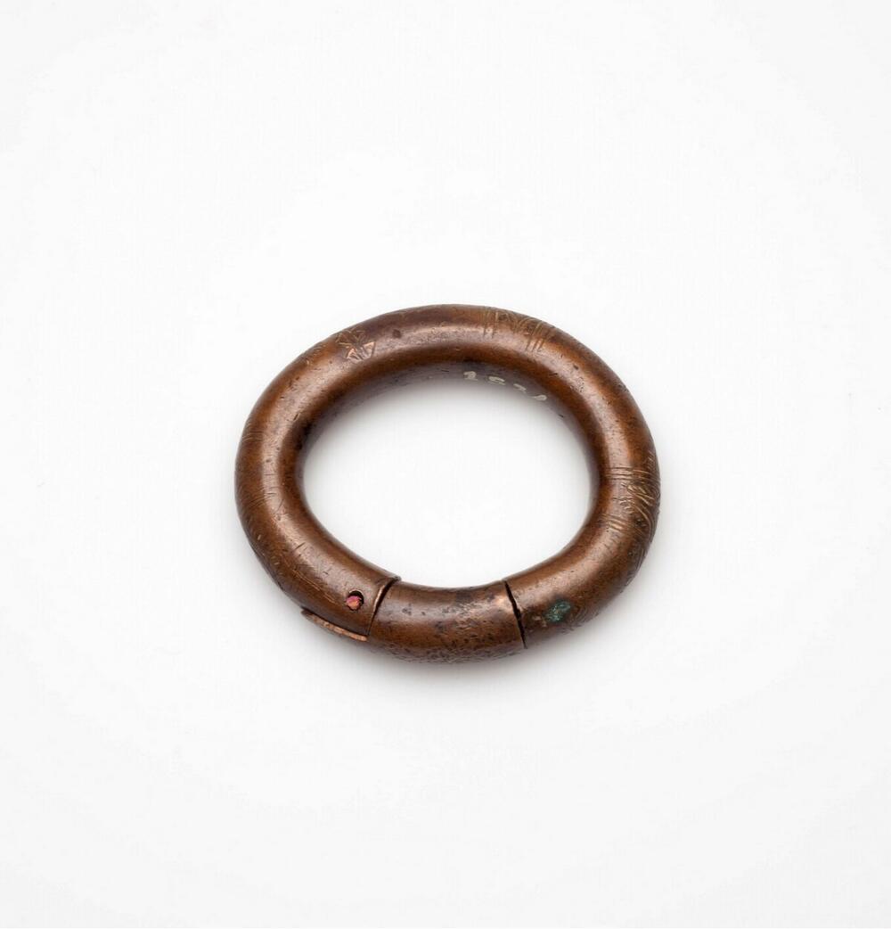 Ovale gladde bronzen polsring met uitneembare sluiting