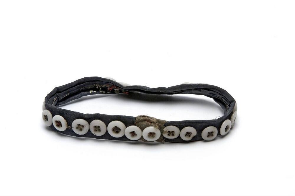 Bovenarmband van katoen versierd met kralen en knopen