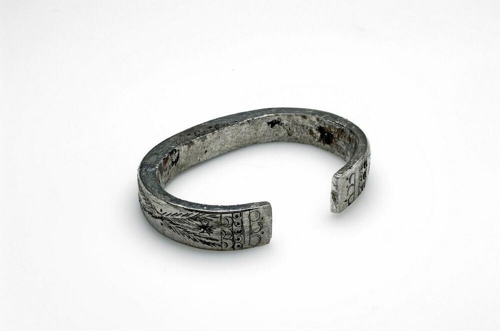 Armband van ijzerlegering met florale motieven
