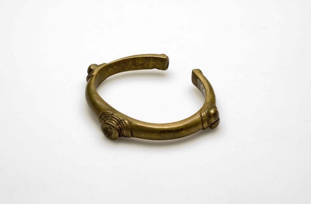 Koperen armband met grisgris gedragen als bescherming tegen ziekte en onheil