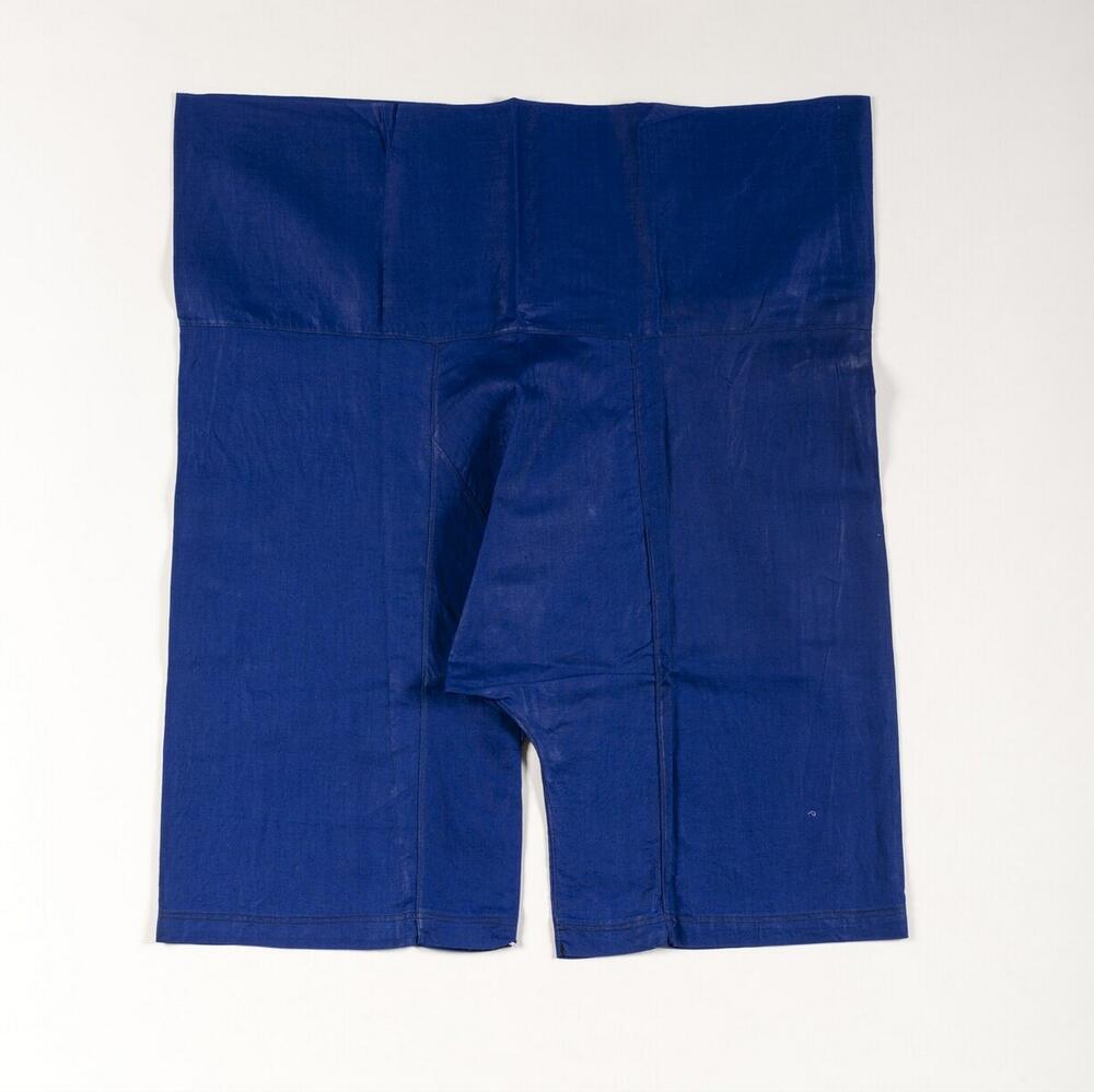 Een wijde katoenen broek gedragen door boeren.