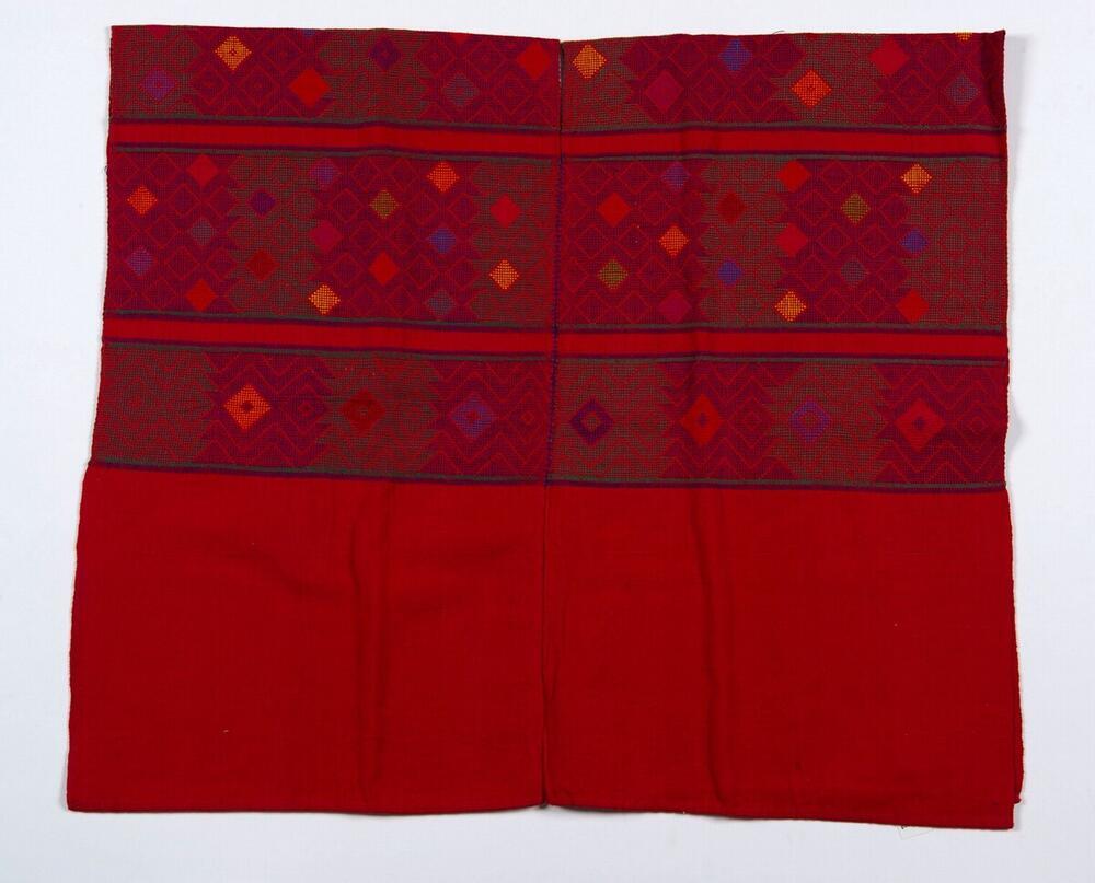 Rode huipil met geometrische motieven