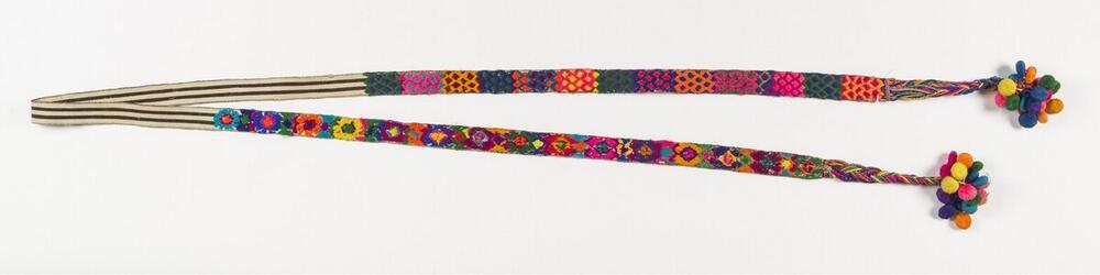 Ceintuur met geometrische motieven in verschillende kleuren