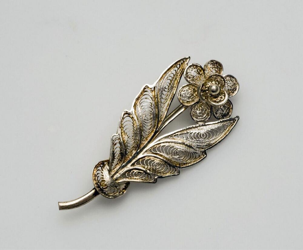 Zilveren filigraan broche met bloemmotief