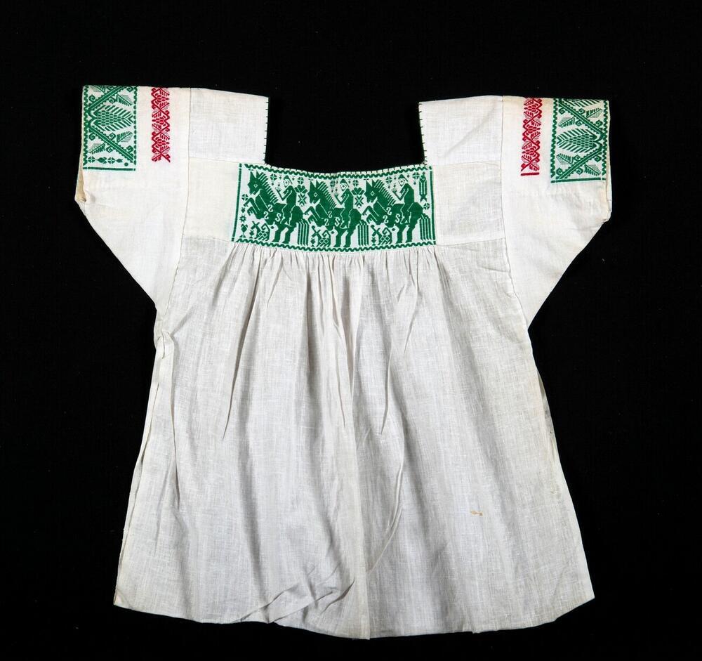 Witte blouse met motieven van paarden en eenden in het groen