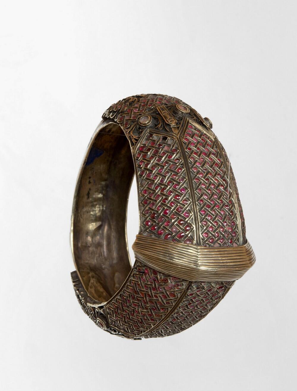 Gouden armband gedragen door de bruid