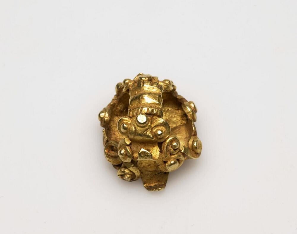 Gouden oorring met versiering van blad- en krulmotieven