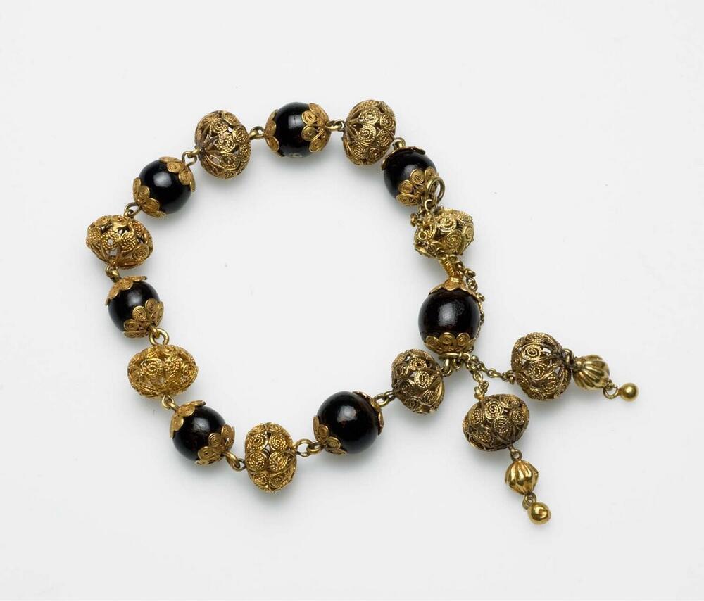 Armband, met kralen van goudfiligraan en hoorn