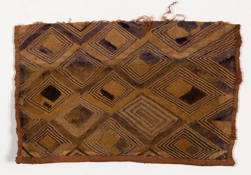 Raffia weefsel, geborduurd met geometrische motieven