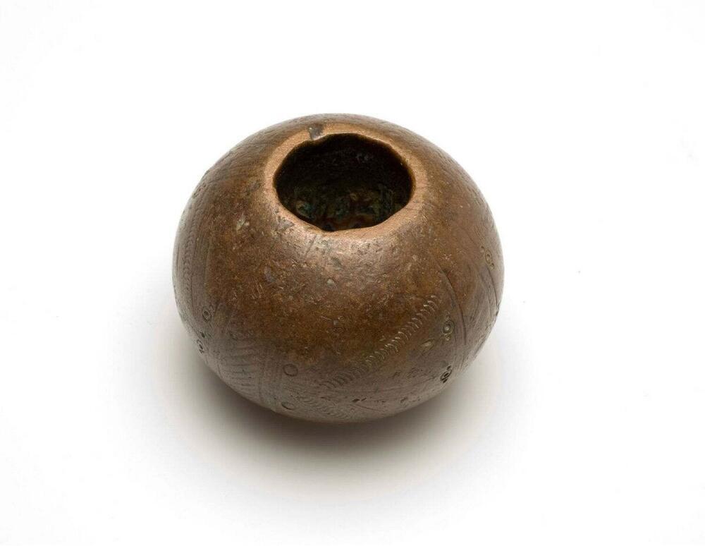 Koperen ring, versierd met gegraveerde geometrische motieven