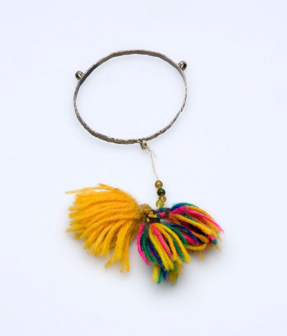 Zilverkleurige armband met gekleurde wollen kwastjes
