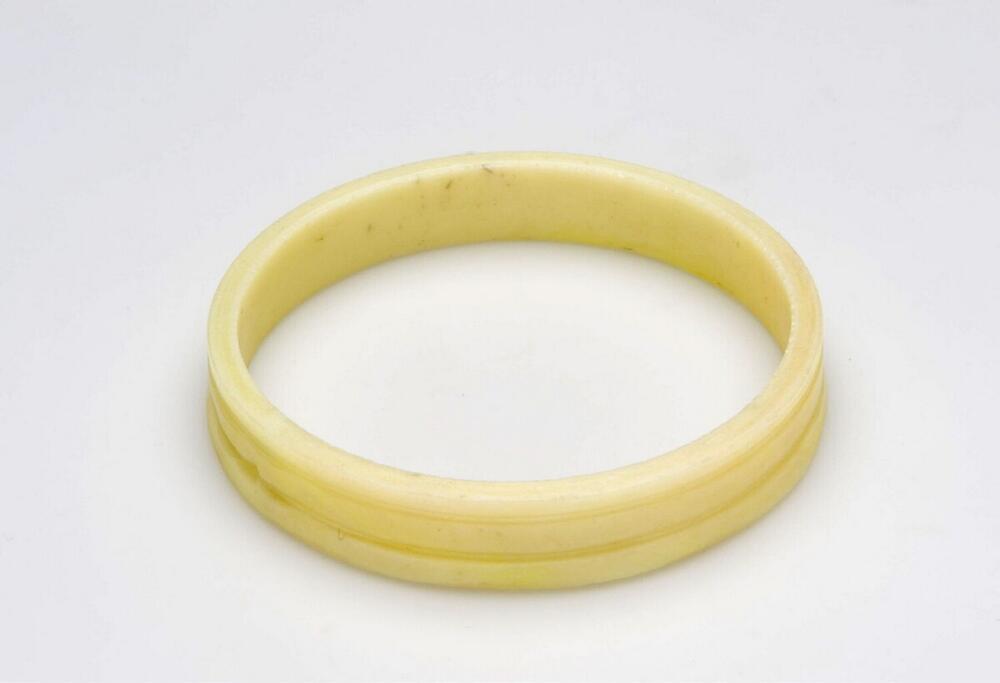 Plastic armband gedragen door vrouwen