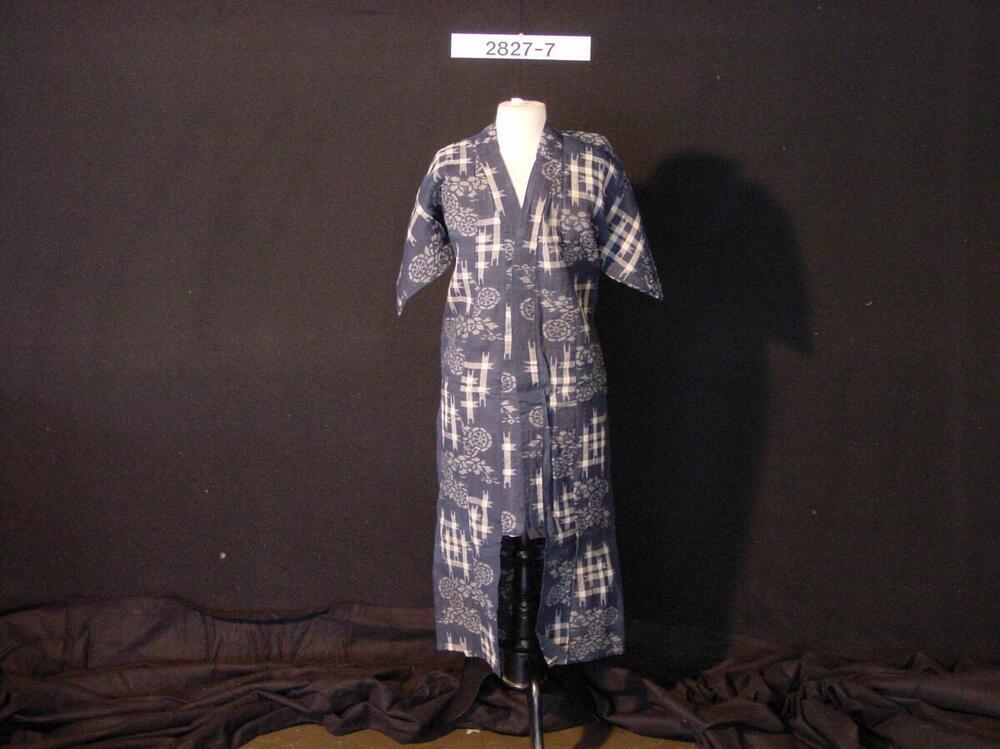Vrouwenkimono van hennep met ornamenten