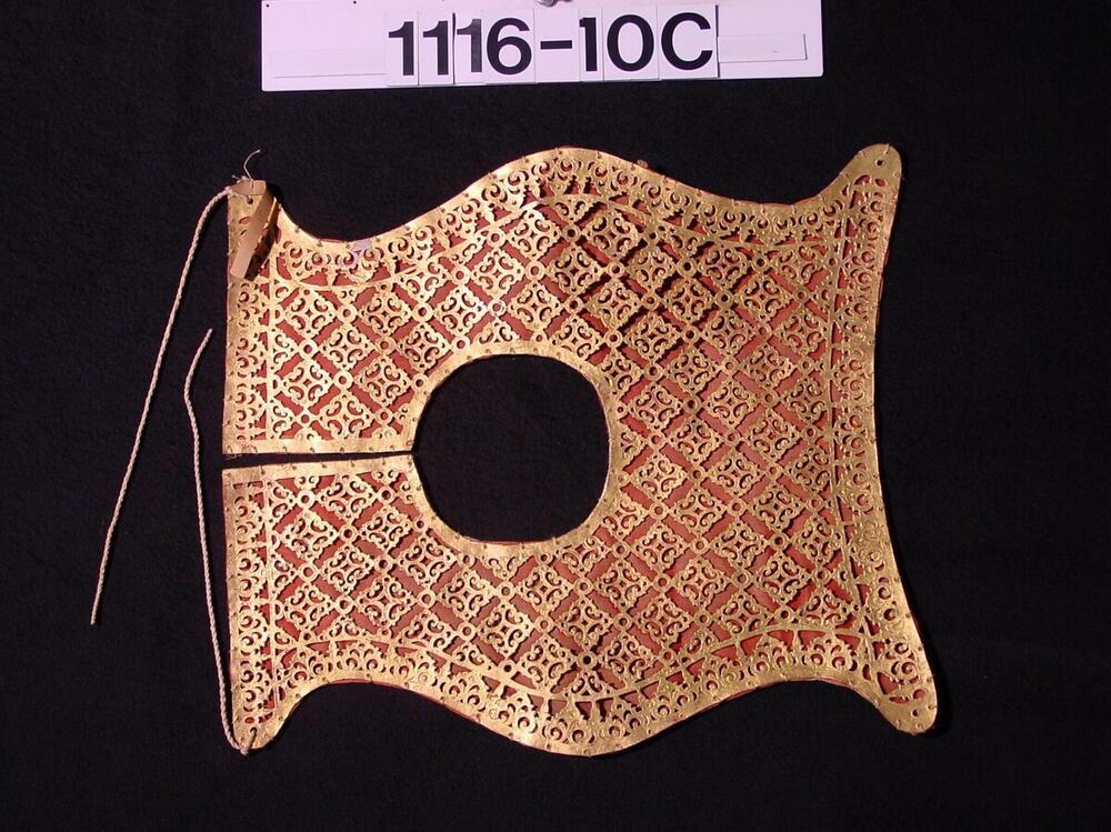 Schouderbekleding behorend bij een Telek Luh-kostuum