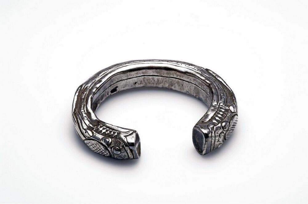 Zilveren armband met drakenkoppen
