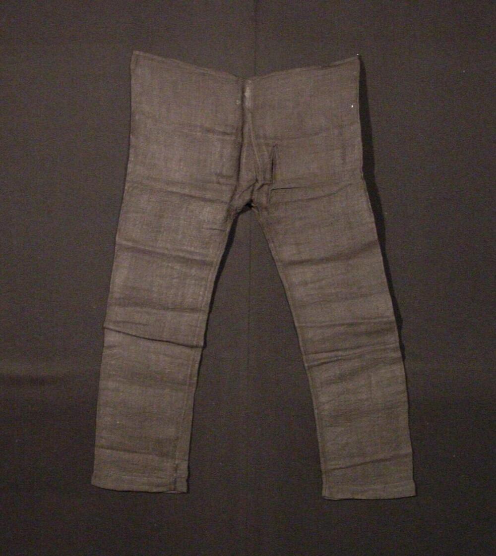 Broek van zwarte vezel