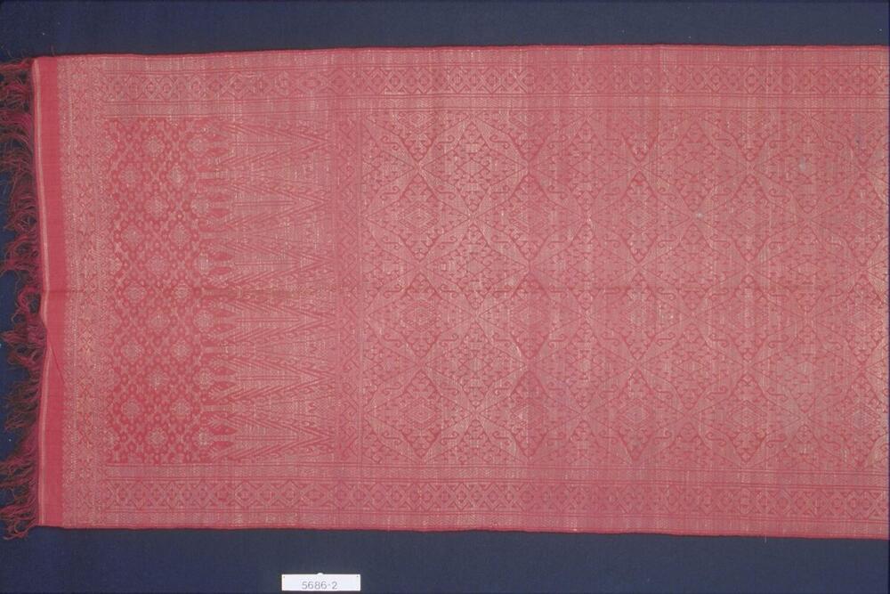 Grote doek met geometrische motieven in gouddraad