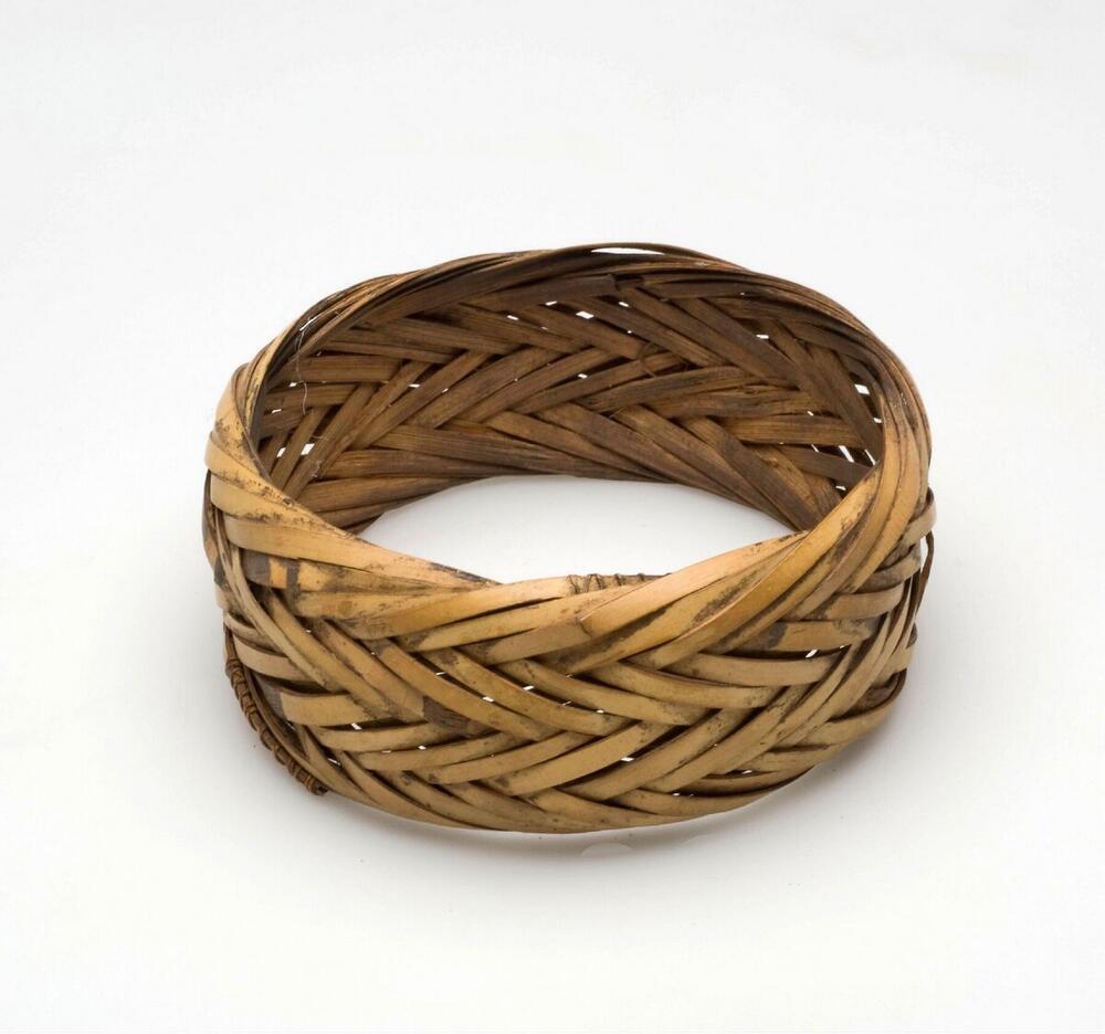 Bovenarmband van gevlochten rotan