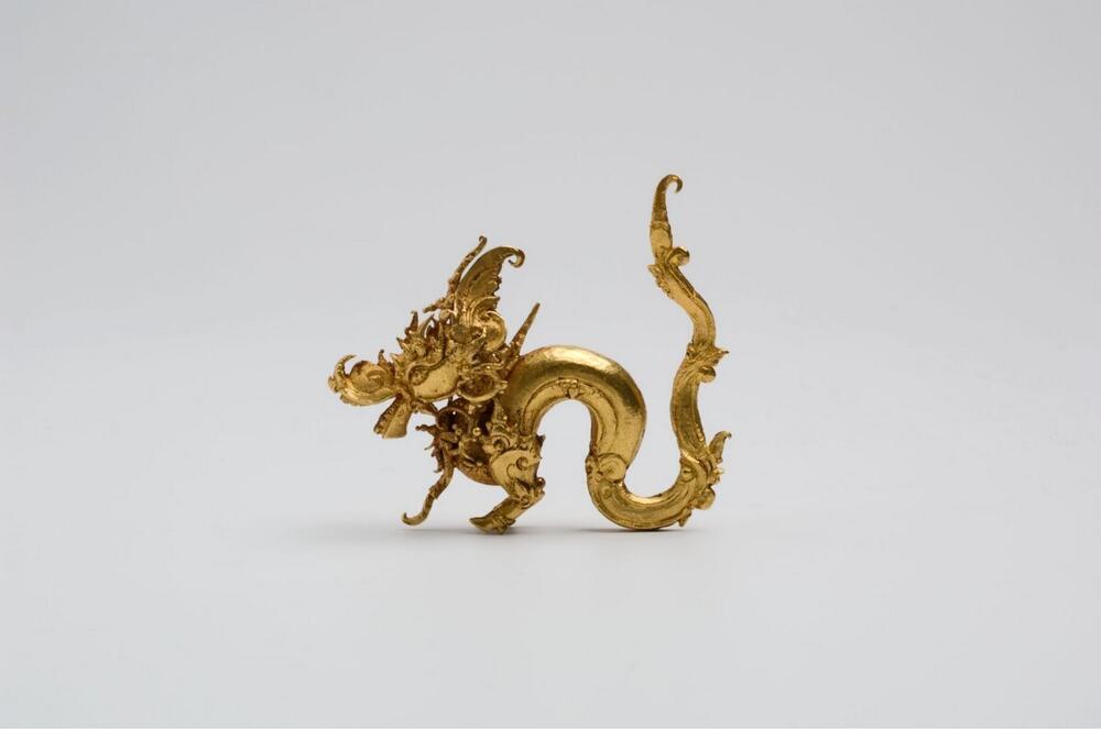 Gouden oorhanger in de vorm van een draak