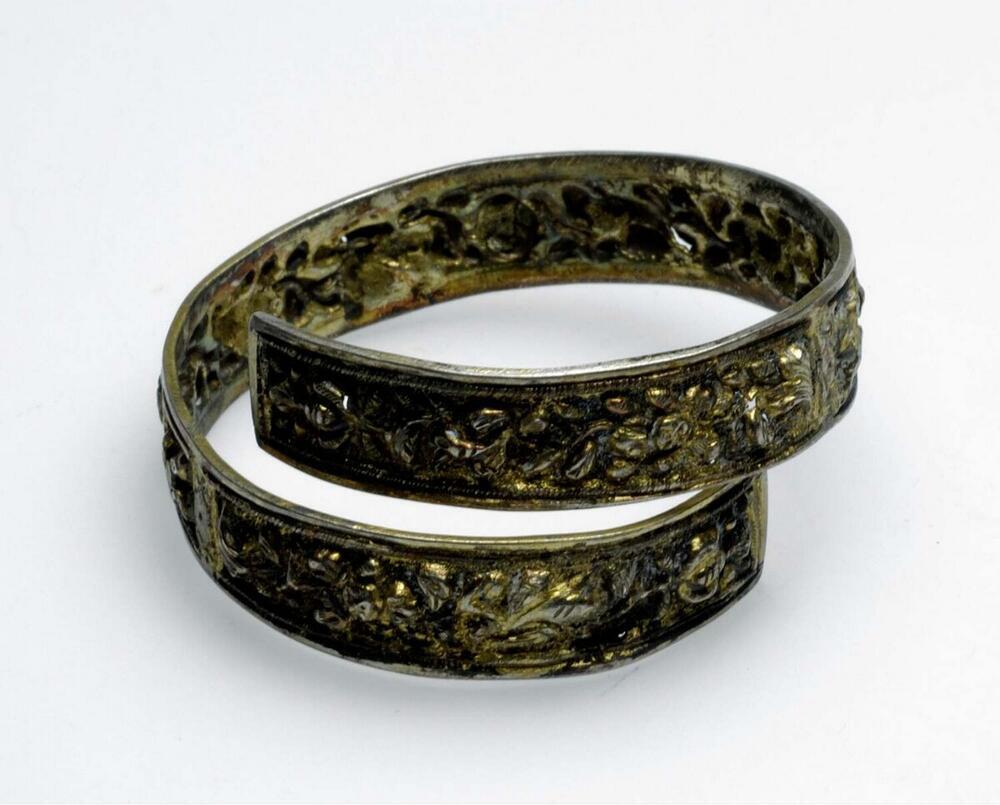 Open kinderarmband met florale motieven