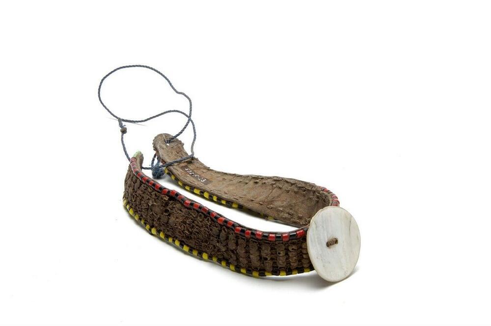 Leren halssieraad met kralenversiering en schelp