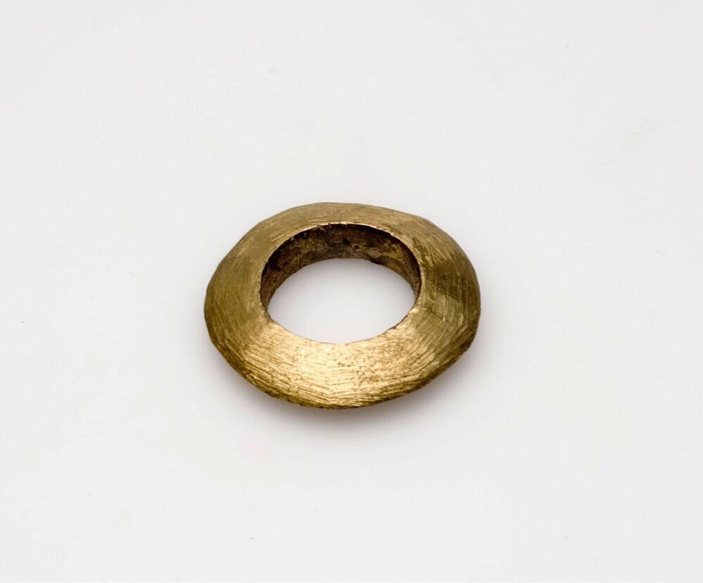 Geelkoperen teenring, gedragen door vrouwen