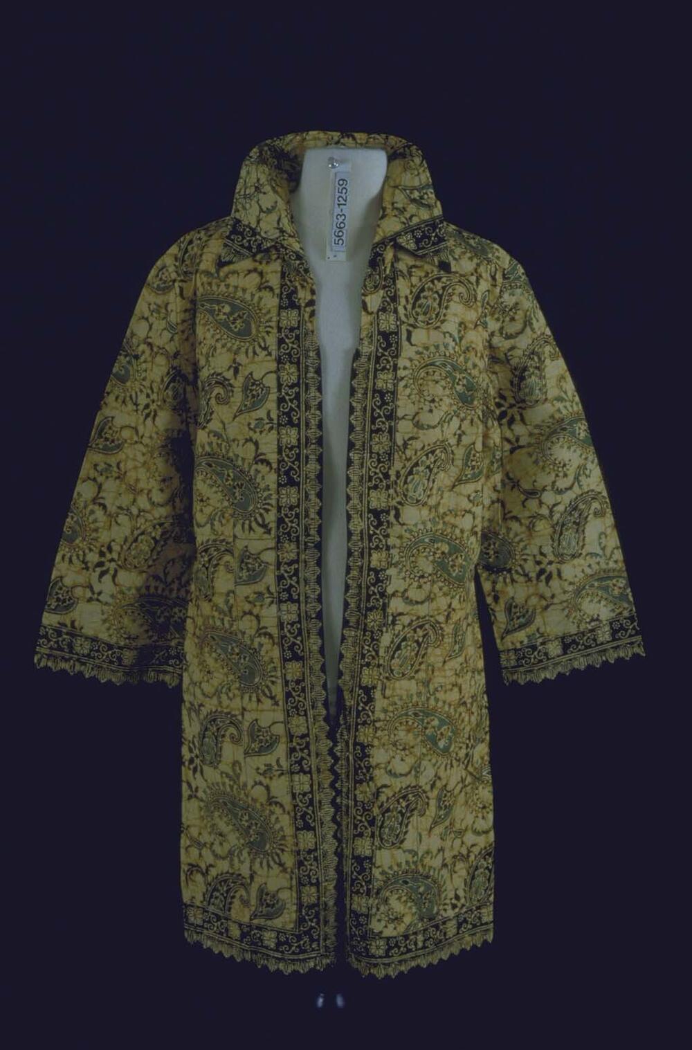 Tuniek met paisleyachtige motieven en herten