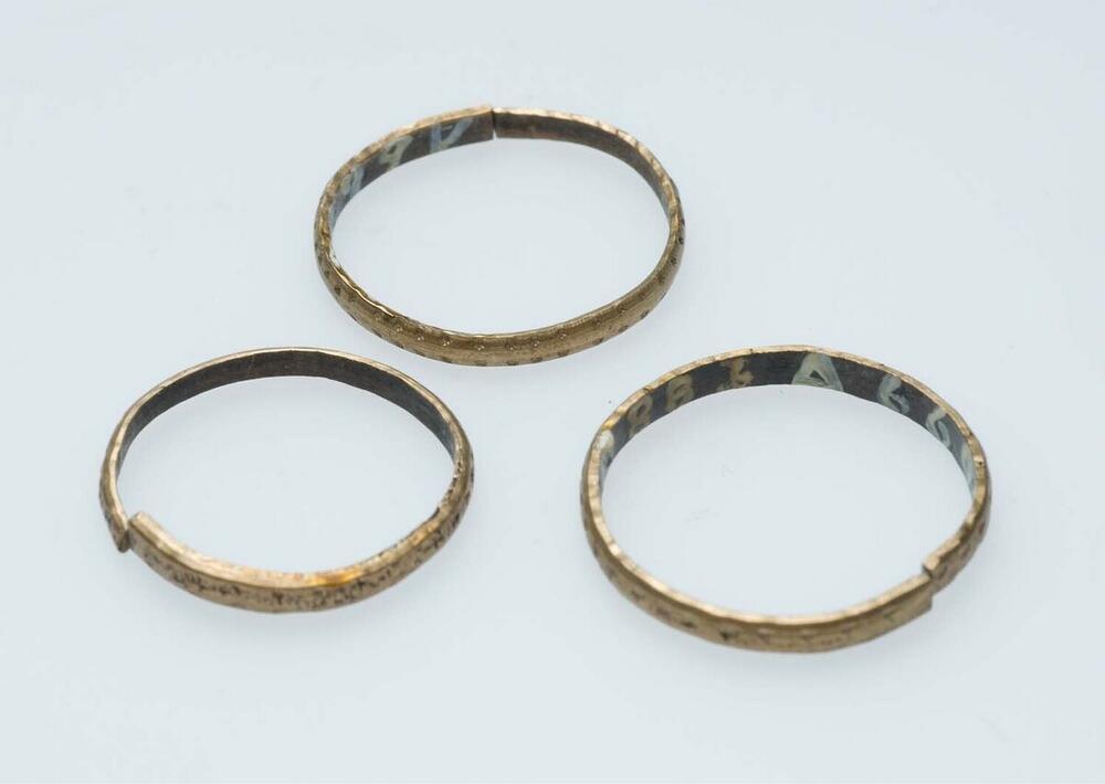 Koperen ring, versierd met ingeslagen punten
