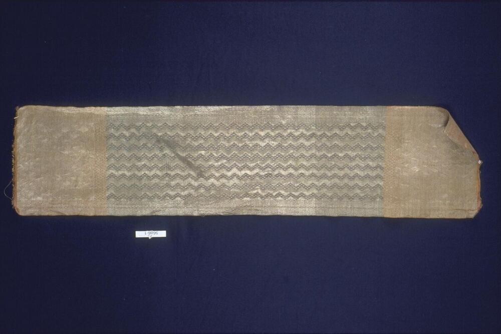 Smalle katoenen doek vol geometrische motieven in gouddraad