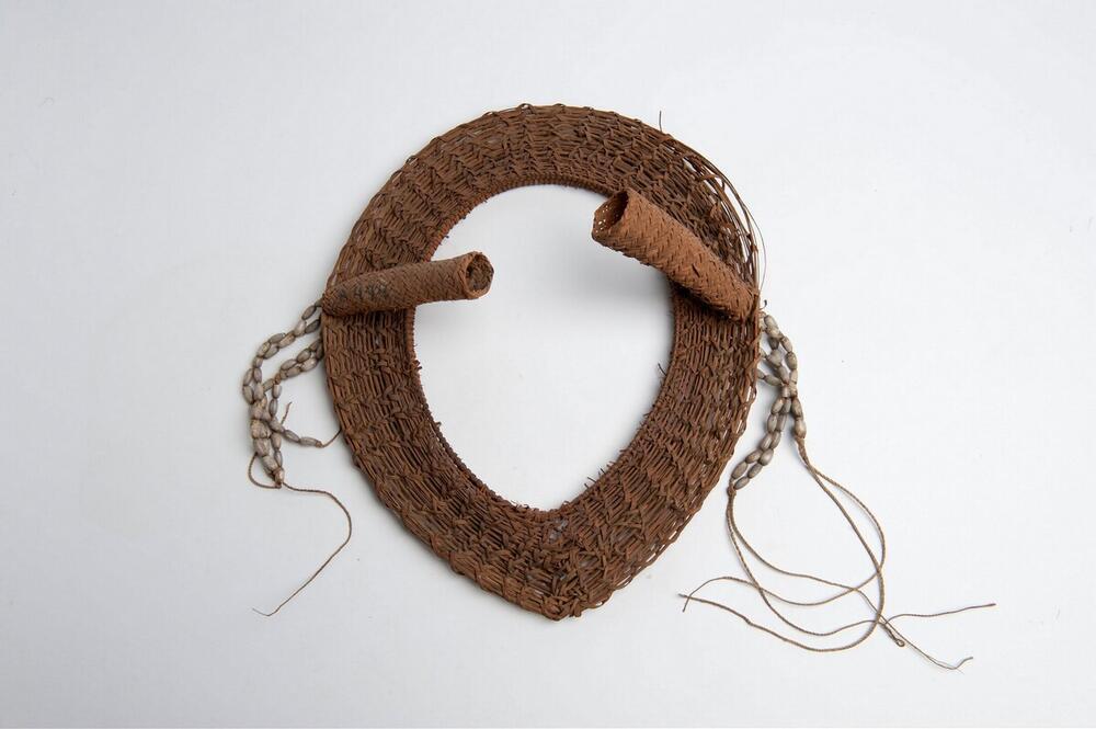 Hoofdring van gevlochten rotan en snoertjes van coixzaden