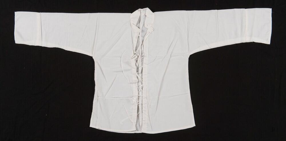 Jas, onderdeel van kleding voor een dode