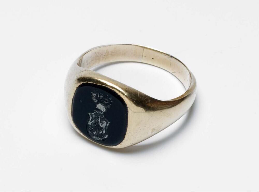 Gouden zegelring met onyx van Ch.E.H. Sayers